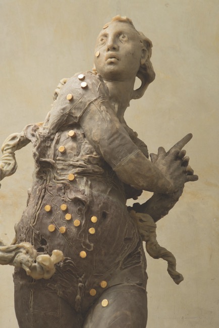 Javier Marín. Mujer de pie . Resina de poliéster con tabaco, madera y dorado. 207x86x69 cm.