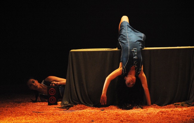 Puro ay ay ay de la coreografa ecuatoriana Talia Falconi. 8-b foto Ruben Pax.
